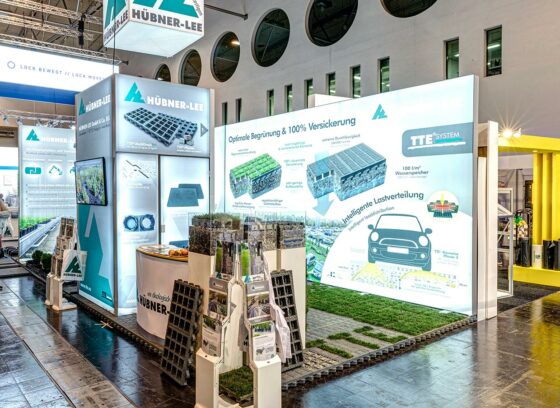 Hübner-Lee GmbH & Co. KG, IPM Essen 2020, LUUMAflex XL Leuchtwände 500 x 298 cm, MODULUX Kabine, abgehängter LUUMAflex Leuchtwürfel